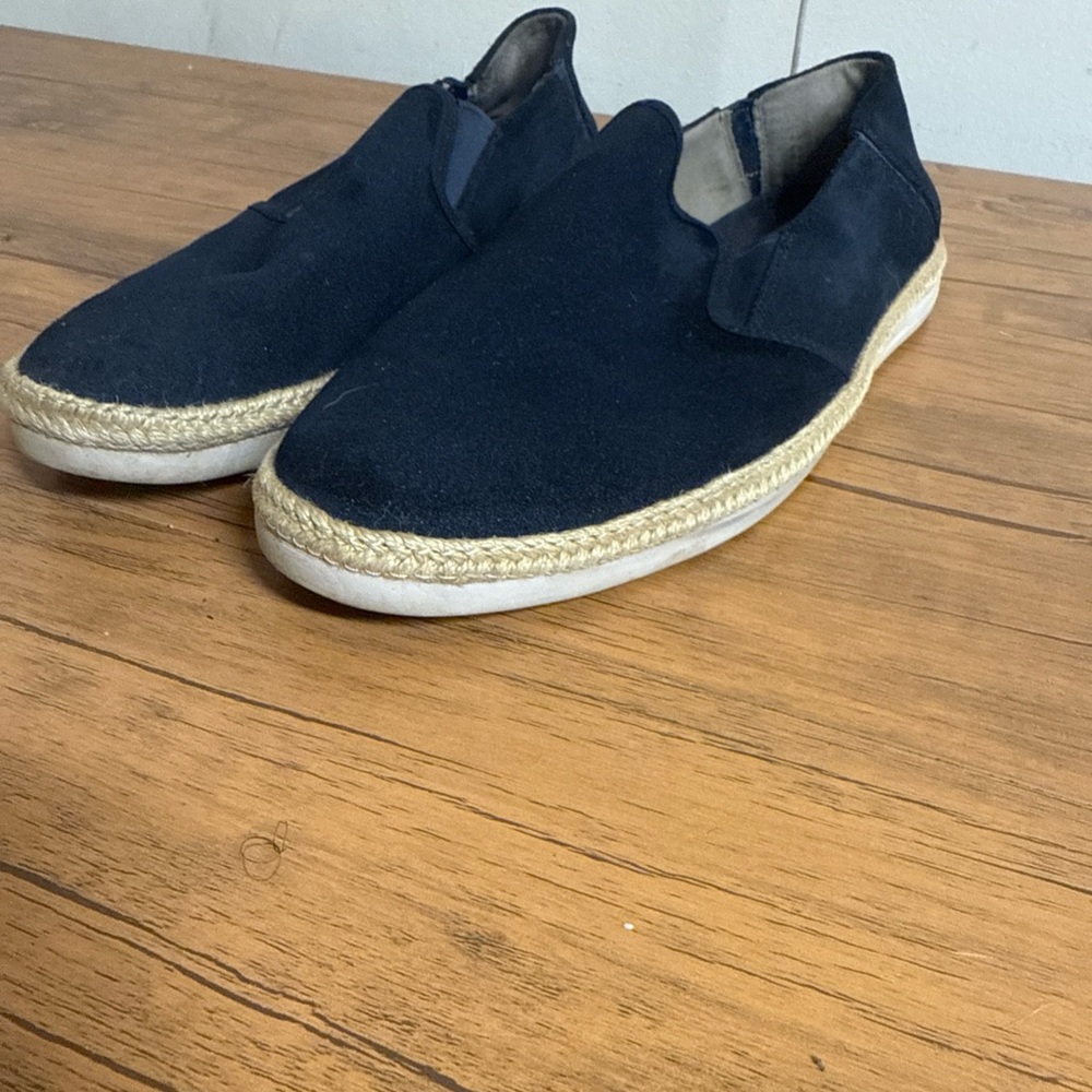 Clarks men’s slip on loafer navy blue and tan very sleek and comfortable